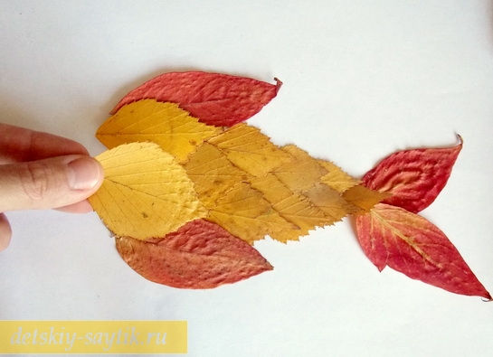 как сдлеать золотую рыбку из листьев