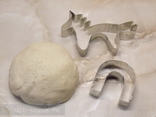 конь и подкова из солёного теста с помощью формы для печенья