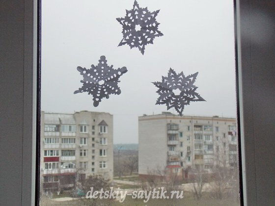 украшаем снежинками окна