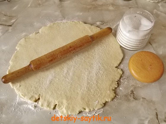 раскатываем тесто и посыпаем сахаром