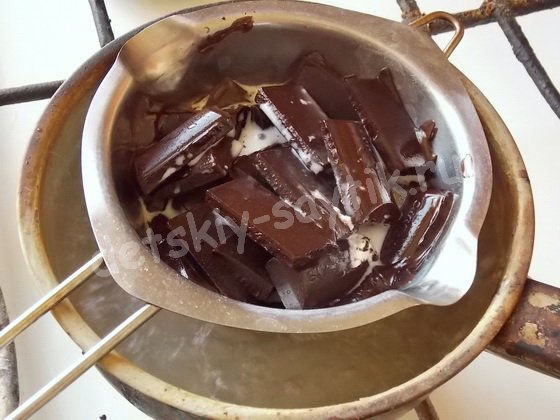 растапливаем шоколад с молоком на водяной бане