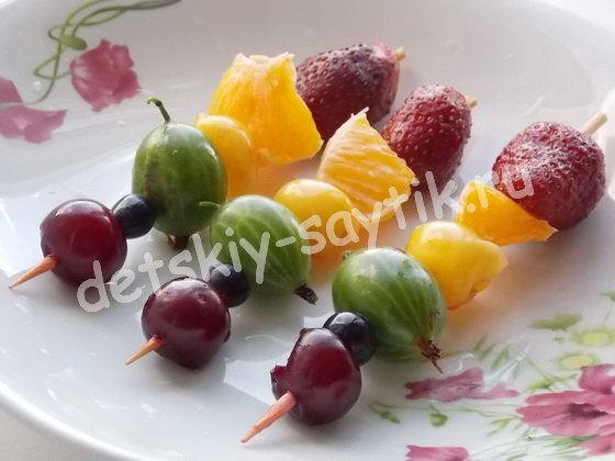 летний десерт из ягод и фруктов радуга