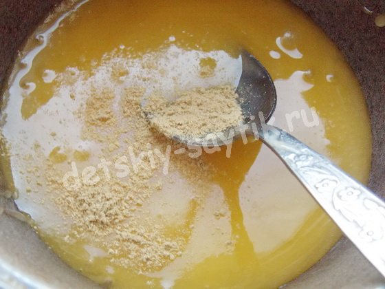 смешиваем мёд с молотым имбирем