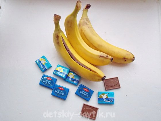запихиваем кусочки шоколада в бананы