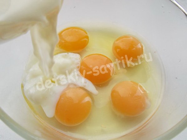 соединяем молоко и яйца