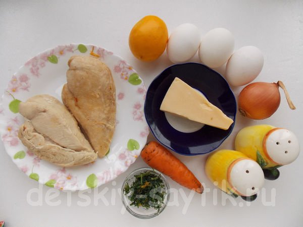 ингредиенты для супа с сырым яйцом и бульоном